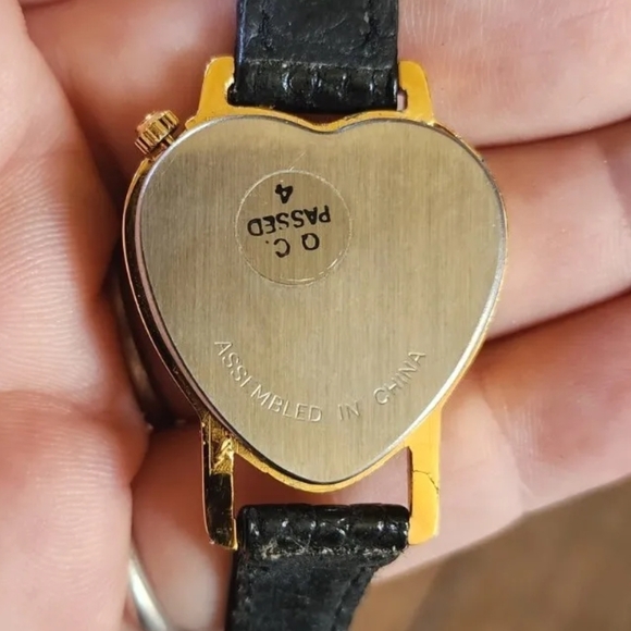 Vintage Avon Mother of Pearl Heart Shaped Gold Tone Quartz Watch Needs Battery - Picture 3 of 3